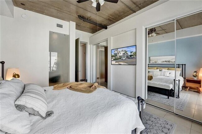 Building Photo - 110 SE 2nd St