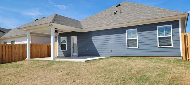 Building Photo - BEAUTIFUL HOME in the Desirable Hedgefield subdivision in Prattville.