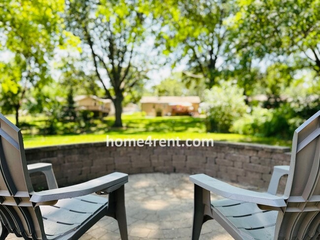 Building Photo - Beautiful Hardwoods w Fenced-in Yard!