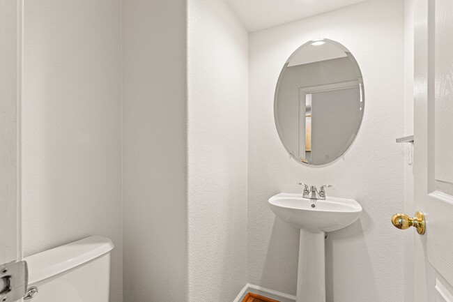 Building Photo - Modern 4 Bed Home with Office, AC, Garage,...