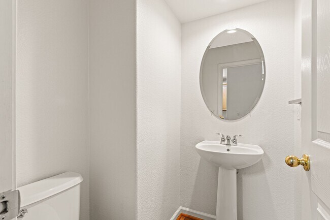 Building Photo - Modern 5 Bed Home with Office, AC, Garage,...