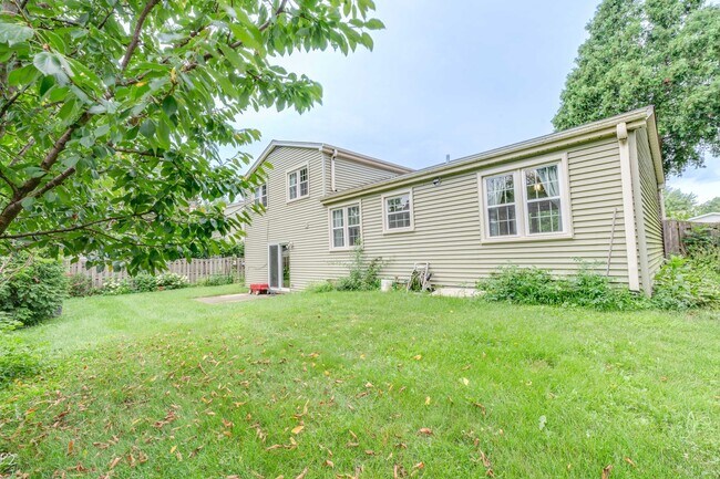 Building Photo - 5S735 Park Meadow Dr