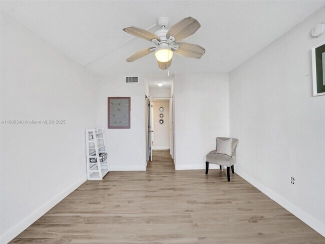 Building Photo - 1351 NE Miami Gardens Dr