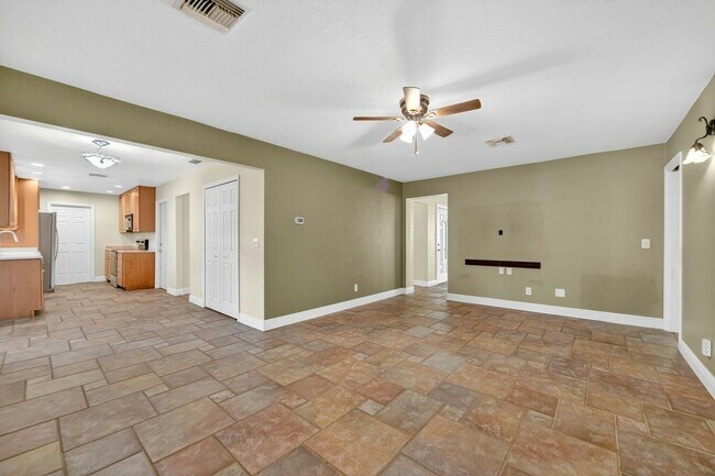 Building Photo - 220 Valencia Ct