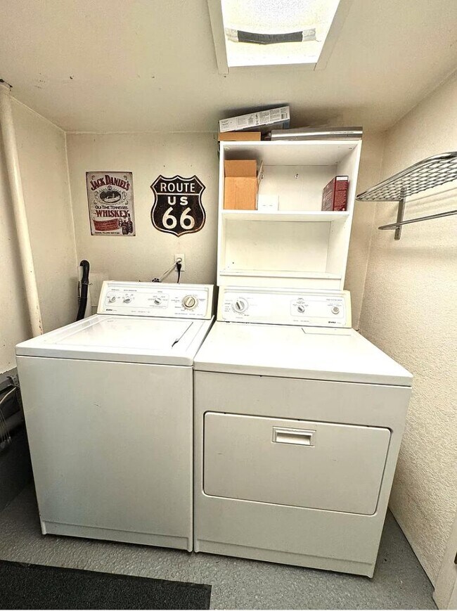 Building Photo - 1038 Lakeview Blvd E