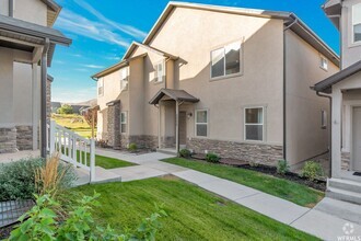 Building Photo - Beautiful Townhouse in Eagle Mountain