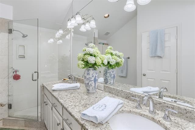 Building Photo - 5950 Lindenshire Ln