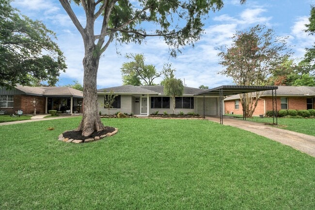 Building Photo - 2215 Gardenia Dr