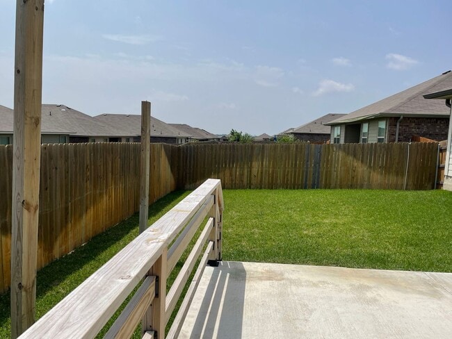 Building Photo - Available Now | Modern Single-Story 3 Bed, 2 Bath | Separate Office/Den | Big Yard | Pet Restrict...