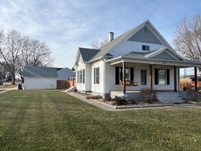 Building Photo - Renovated Bungalow