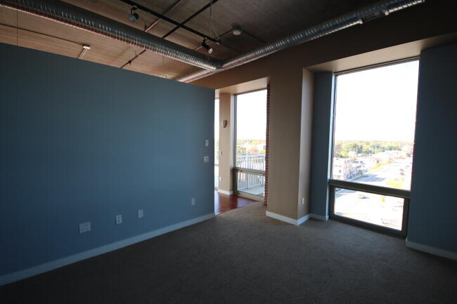 Building Photo - 350 N Main St