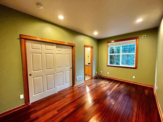 Building Photo - Beautiful 4 Bedroom Bainbridge Home Close ...