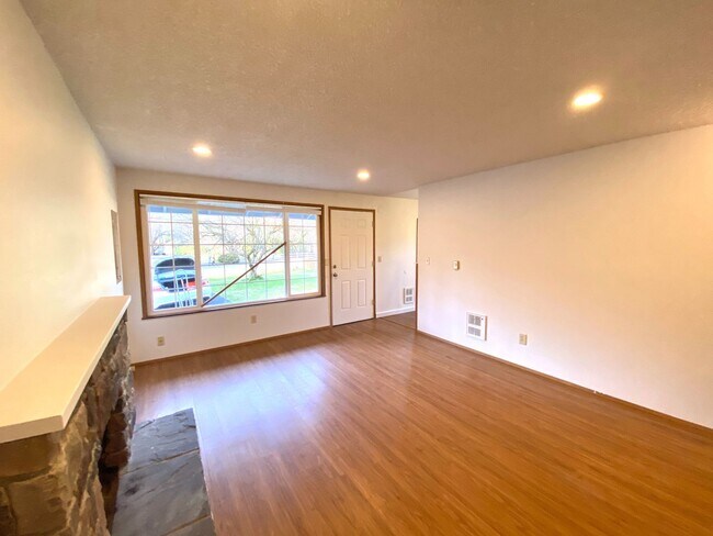 Building Photo - Bothell Duplex w/ Spacious Yard