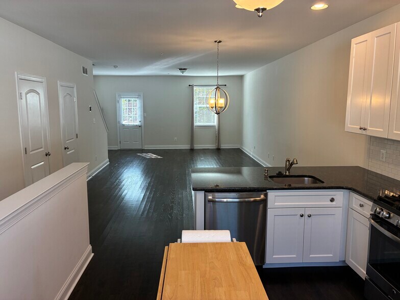 Building Photo - 605 Apple St