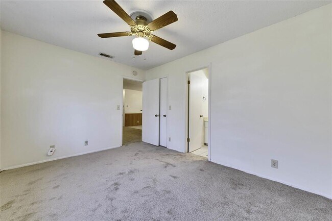 Building Photo - 9802 Hundred Oaks Cir