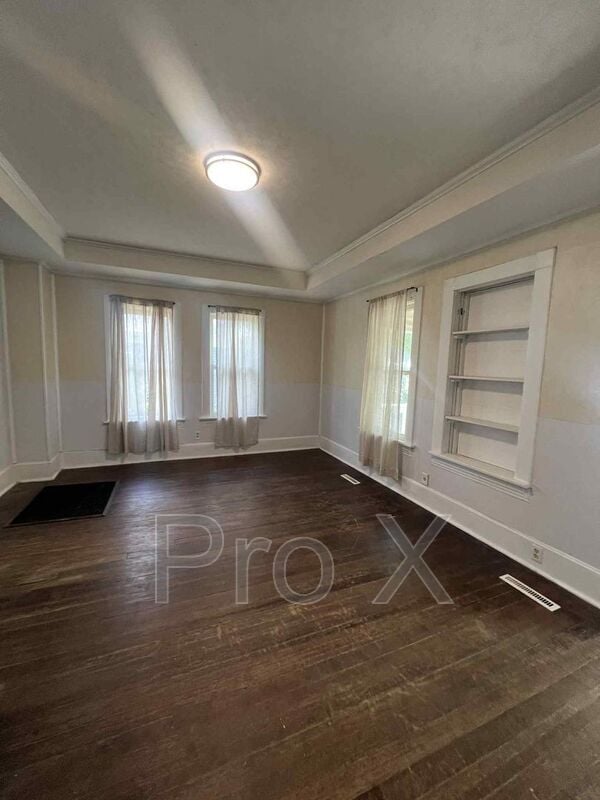 Building Photo - 2628 E 8th St