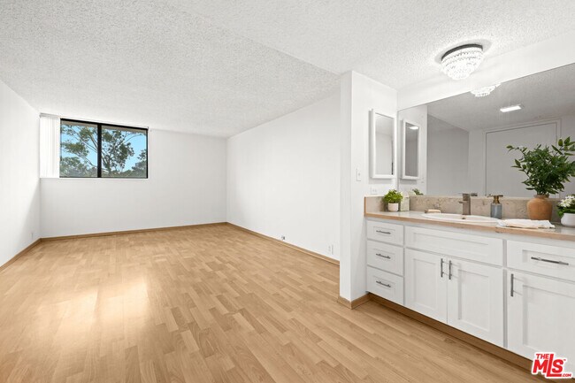 Building Photo - 10535 Wilshire Blvd