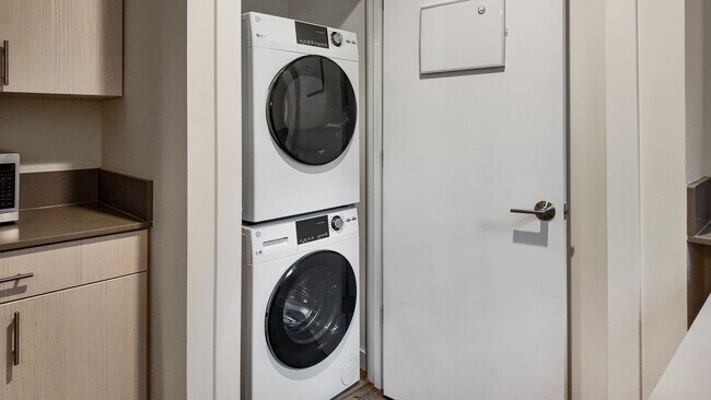 Building Photo - Modern 2BR Apartment in Prime Queen Anne Location