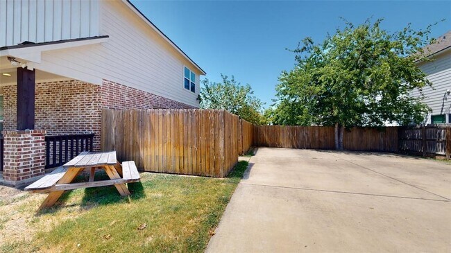 Building Photo - 914 Fairview Ave