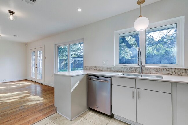 Building Photo - 1111 Stonecrest Dr