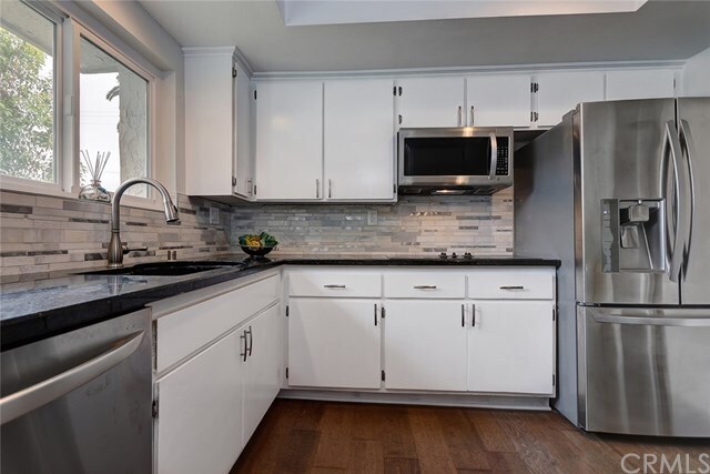 Building Photo - 323 S Broadway