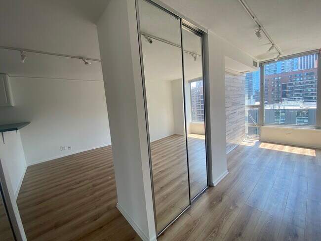 Building Photo - 230 E Ontario St