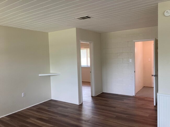 Building Photo - 1635 River Oaks Dr