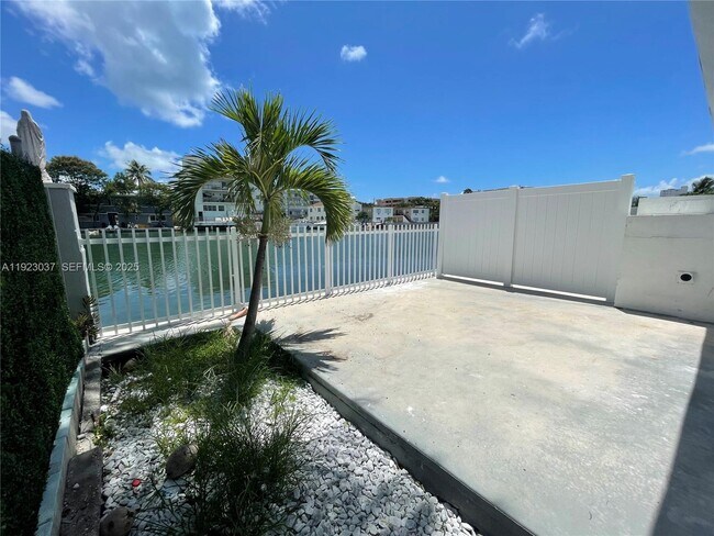 Building Photo - 8215 Crespi Blvd