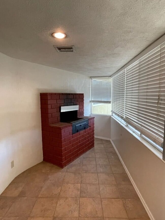 Building Photo - Farm House Living MOVE IN SPECIAL