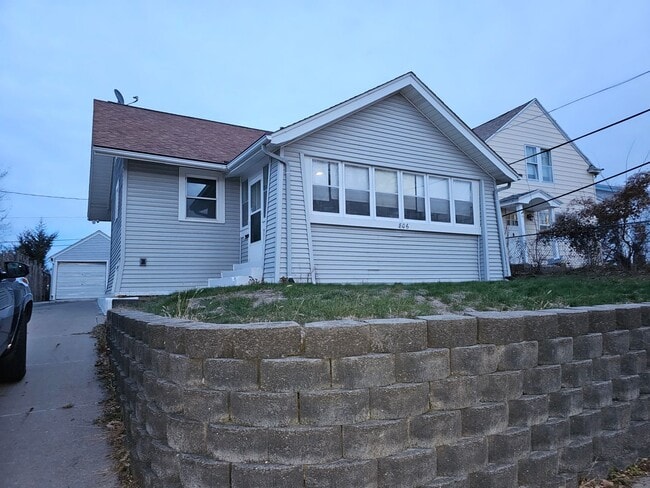 Building Photo - 3 Bedroom, Great SE location, near Mt Vern...