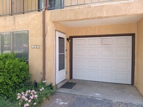 Building Photo - 2-bedroom, 1.5-bathroom home located in the vibrant city of Albuquerque