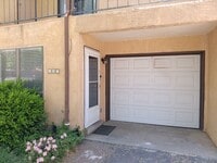 Building Photo - 2-bedroom, 1.5-bathroom home located in the vibrant city of Albuquerque