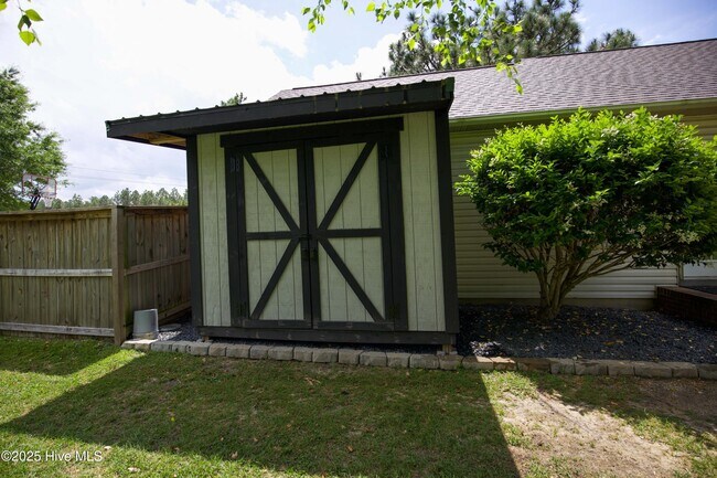 Building Photo - 102 Willow Creek Ln