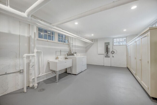 Building Photo - Capitol Hill Home