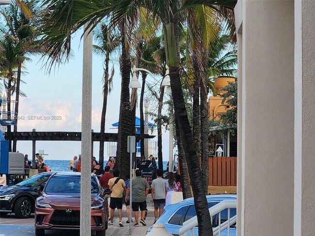 Building Photo - 320 New York St