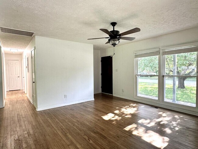 Building Photo - 627 Burgoyne Dr