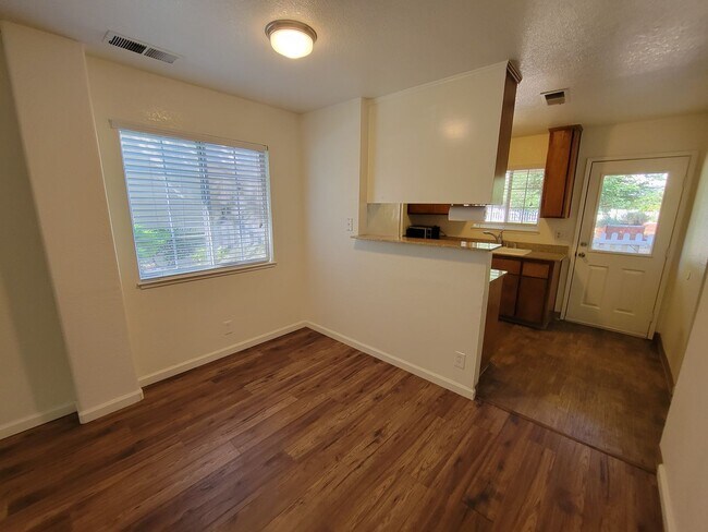 Building Photo - Two Story 3 Bedroom 2 Bath Condo in Chico for Rent!