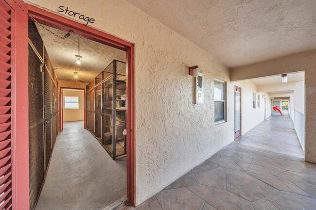 Building Photo - 1035 Country Club Dr