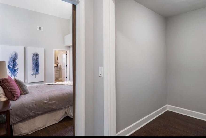 Building Photo - Room in House on Dill Ave SW