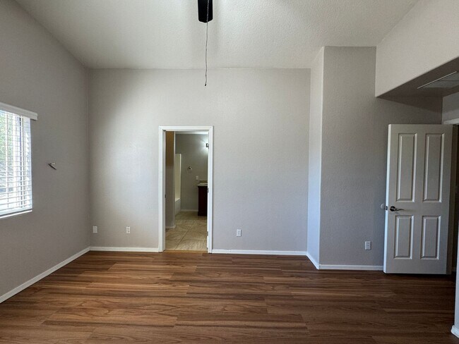 Building Photo - Great 4Bdm 2Ba Home, in a well desired loc...