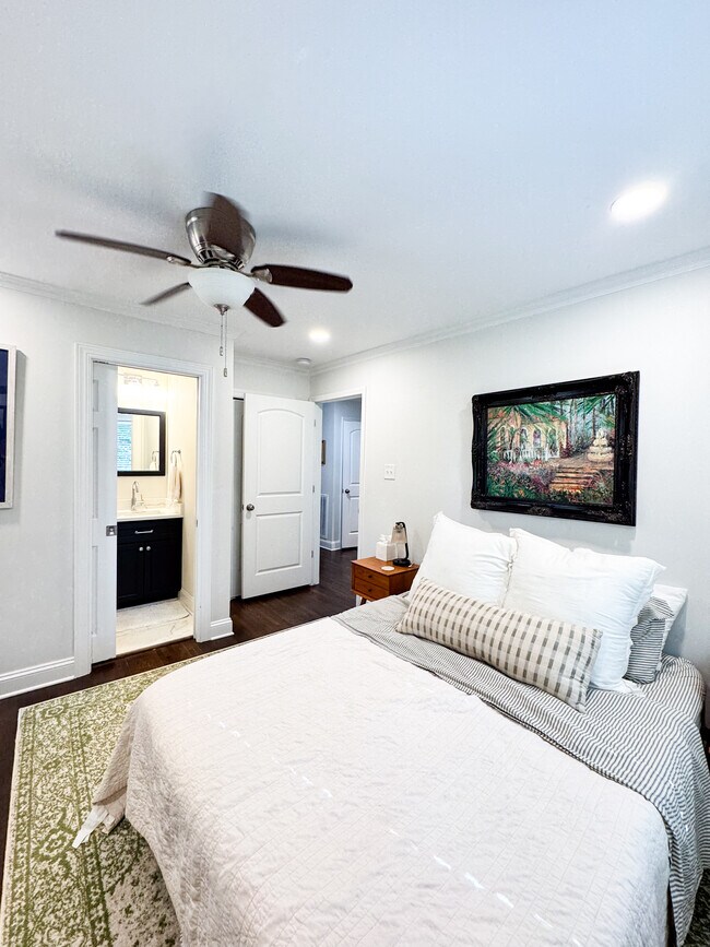 Building Photo - 5415 Larchmont Ave