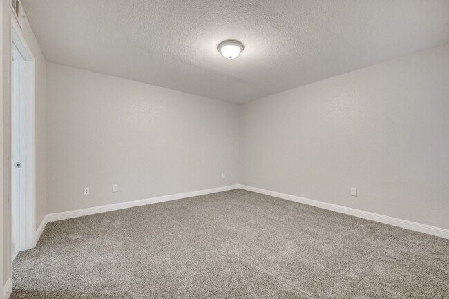 Building Photo - Charming 3 Bedroom Upstairs Condo in a Gat...