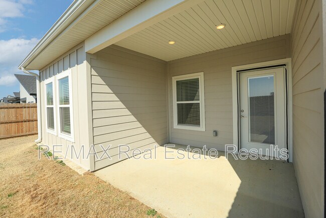 Building Photo - 1405 SW Poigai Wy