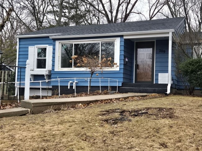 Building Photo - Charming West-Side Gem