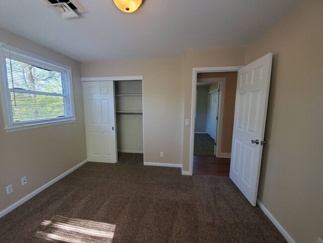 Building Photo - Gorgeous Split Foyer Close to Post!