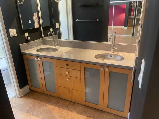 Building Photo - Hollywood Luxury 2 Bed Condo!