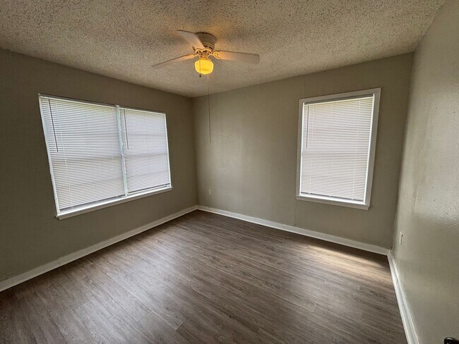 Building Photo - Lovely 5 Bedroom 2 Bathroom with a Fenced Backyard!