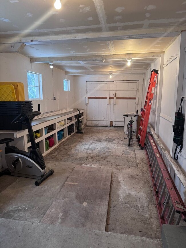 Building Photo - Beautiful 2 Bedroom, 1 Bath, 3 Car Garage ...