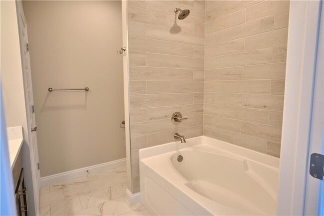 Building Photo - 8561 Clarke Rd