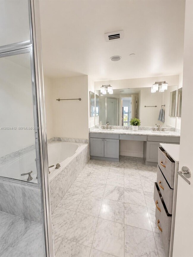 Building Photo - 3640 Yacht Club Dr